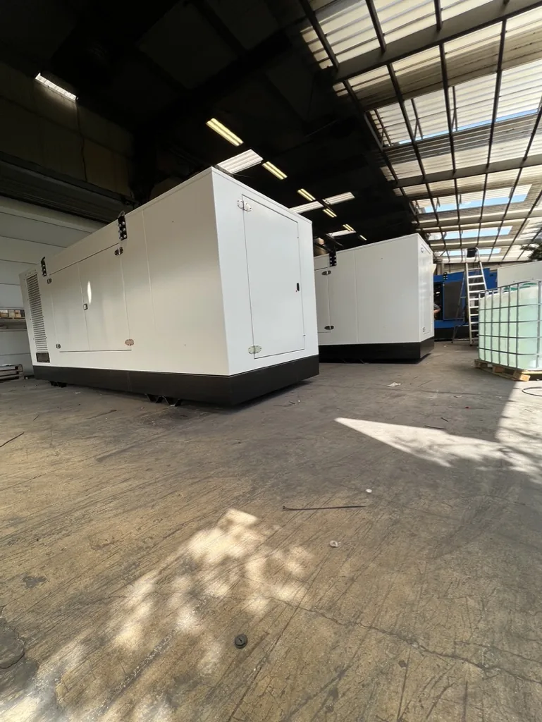 2 x schallgedämmte Notstromaggregate 700 kVA mit Cummins Dieselmotor und Stamford Generator