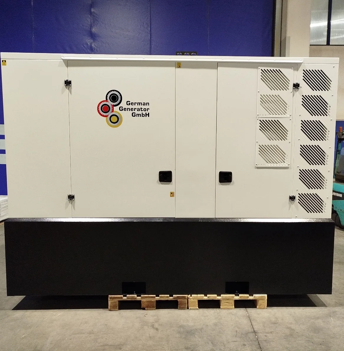 Schallgedämmtes Notstromaggregat 250 kVA mit vergrößertem Grundrahmentank, FPT-IVECO Dieselmotor und Mecc Alte Generator