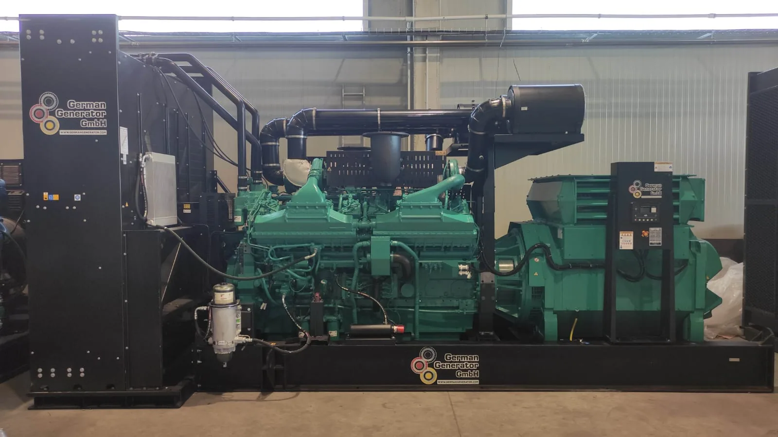 3 x parallelbetriebene Stromaggregate 2750 kVA mit Cummins-Dieselmotor und Stamford-Generator