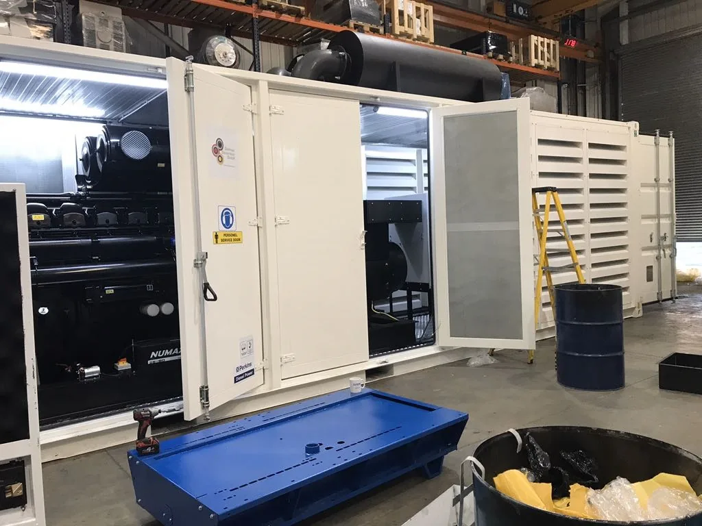 2 x containerisierte Notstromaggregate 2000 kVA mit Perkins Dieselmotoren und Stamford Generatoren