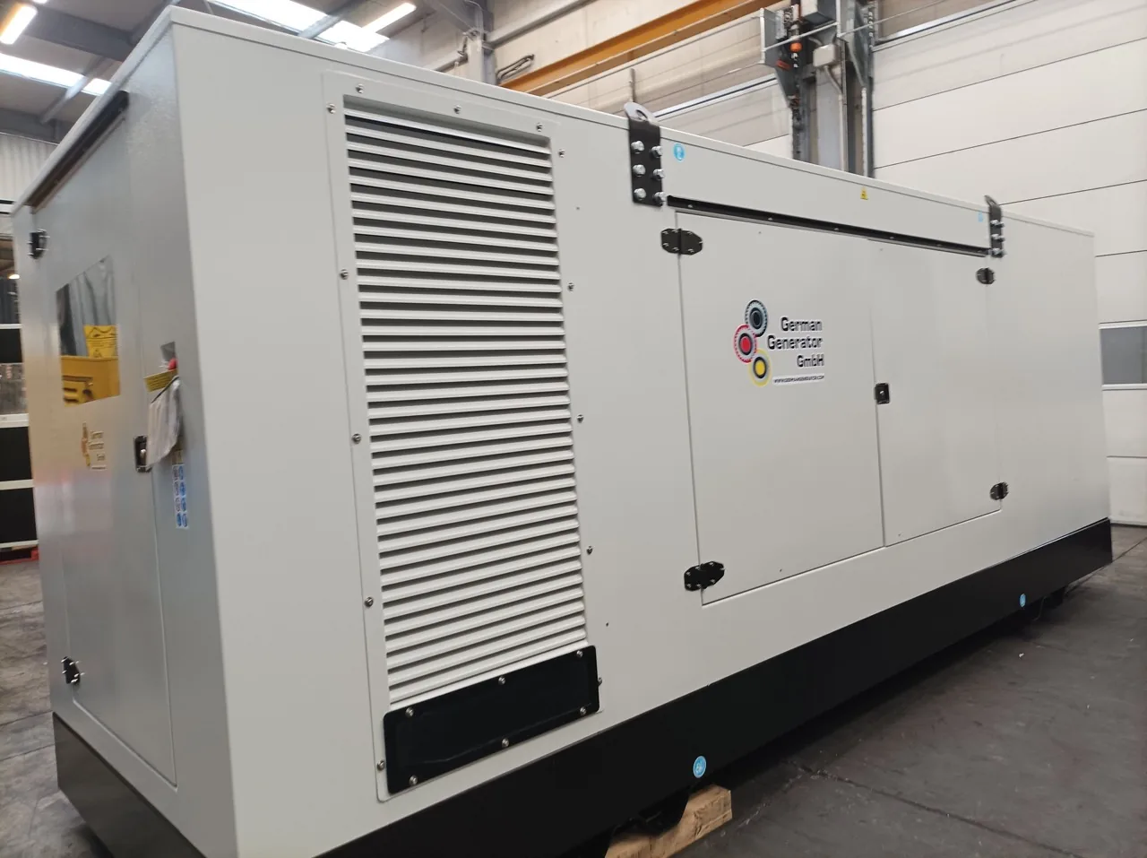 Schallgedämmtes Notstromaggregat 780 kVA mit Perkins Dieselmotor und Stamford Generator