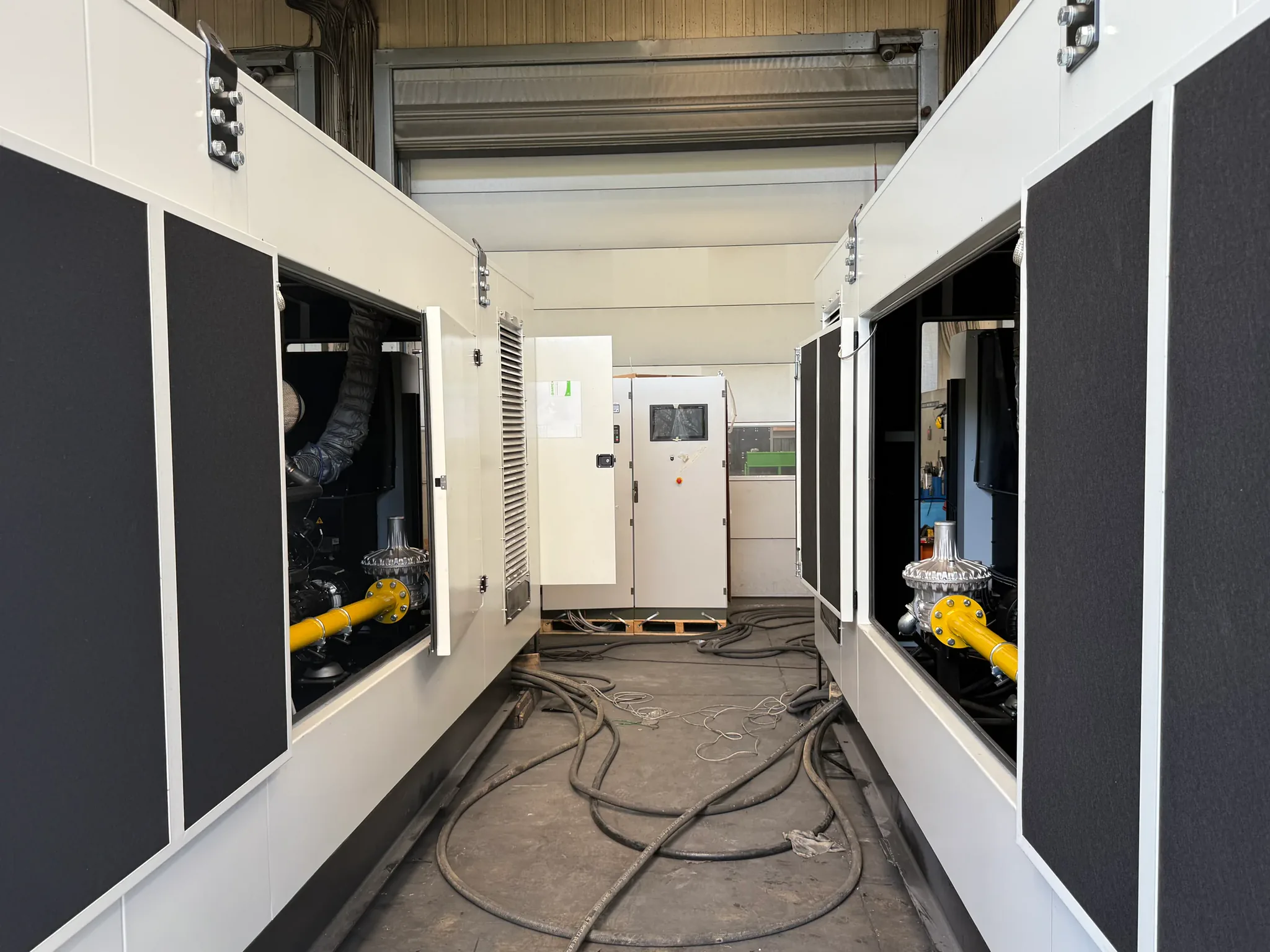 3 x schallgedämmte Erdgasaggregate mit PSI Erdgasmotoren und Stamford Generatoren