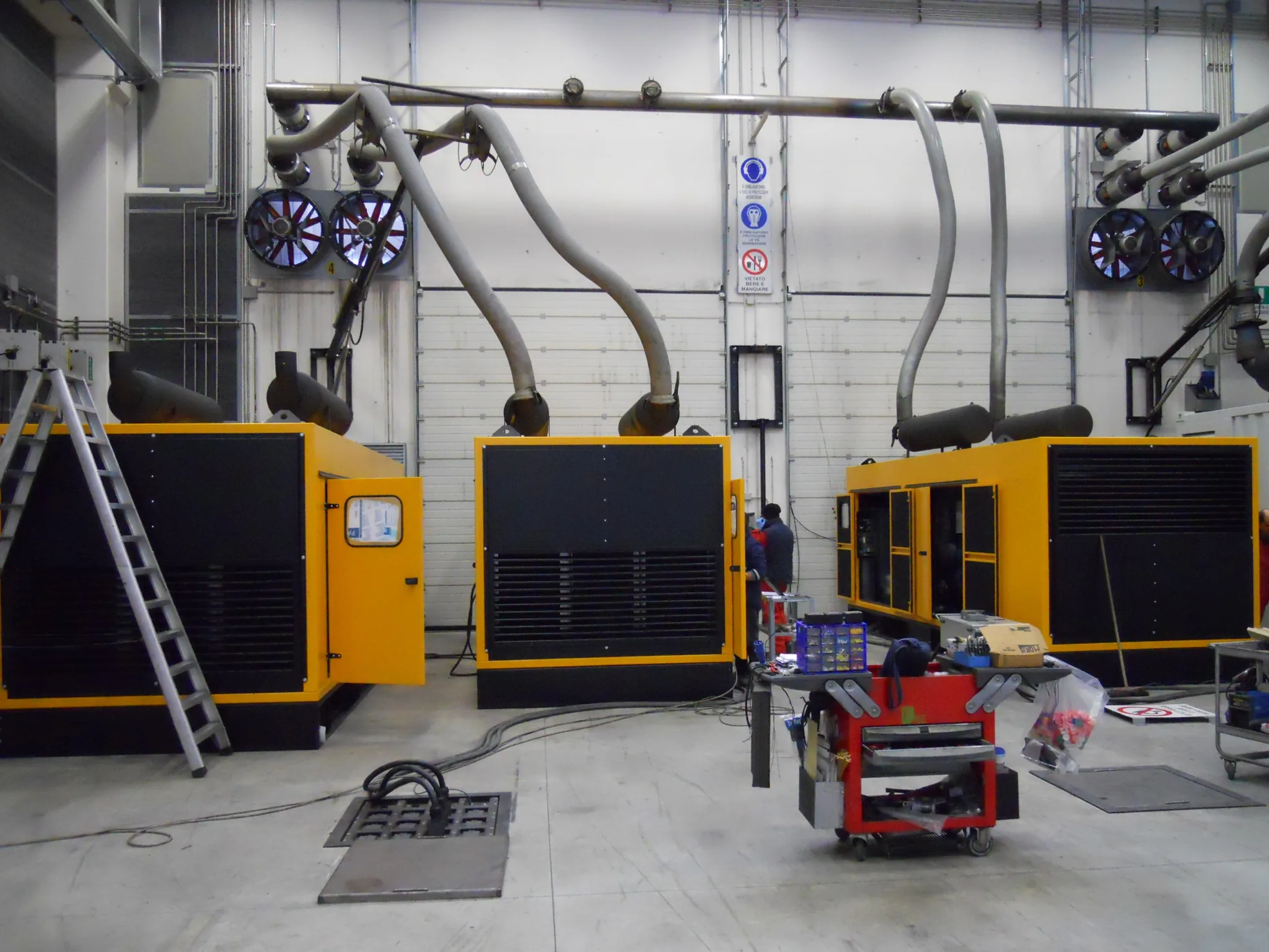 6 x parallel synchronisierte Aggregate 1130 kVA mit MTU Dieselmotoren und Stamford Generatoren